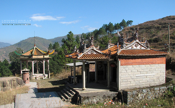 The temple by the side - in Xiang Yun Town
